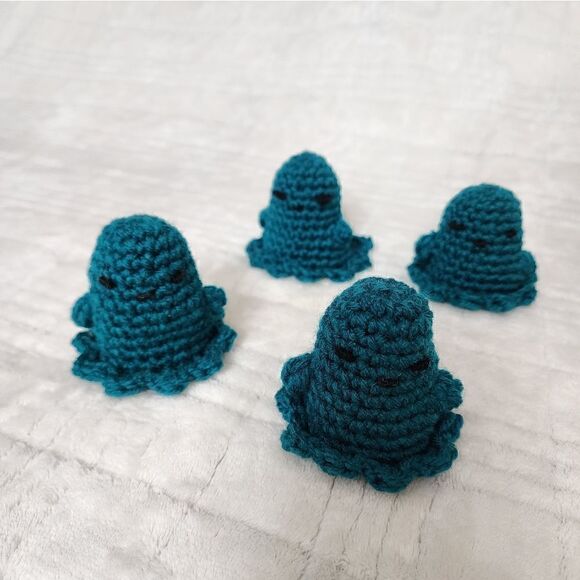 Set of 4 handmade crochet mini ghosts - Picture 4 of 4